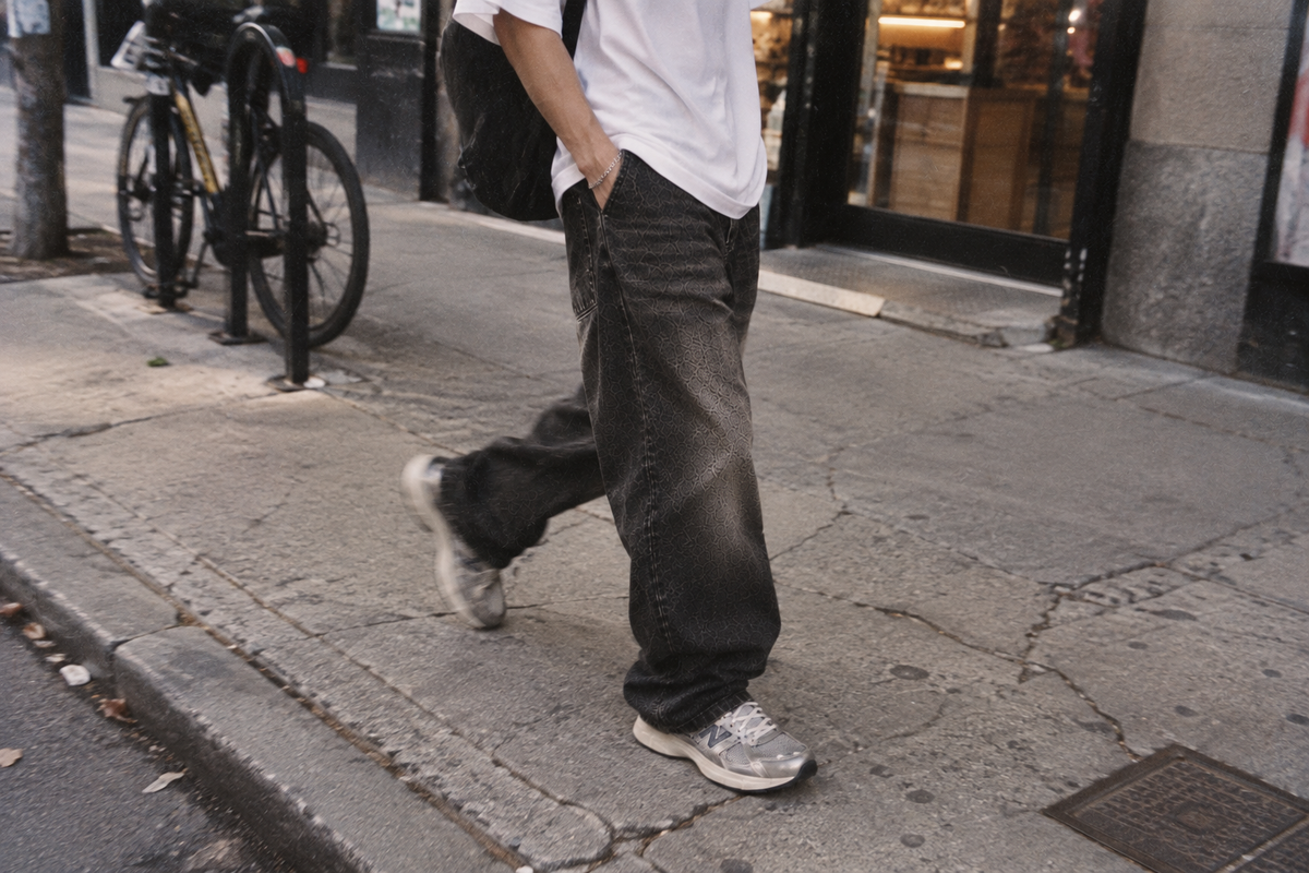 Men's baggy jeans outfit with oversized white tee and retro sneakers
